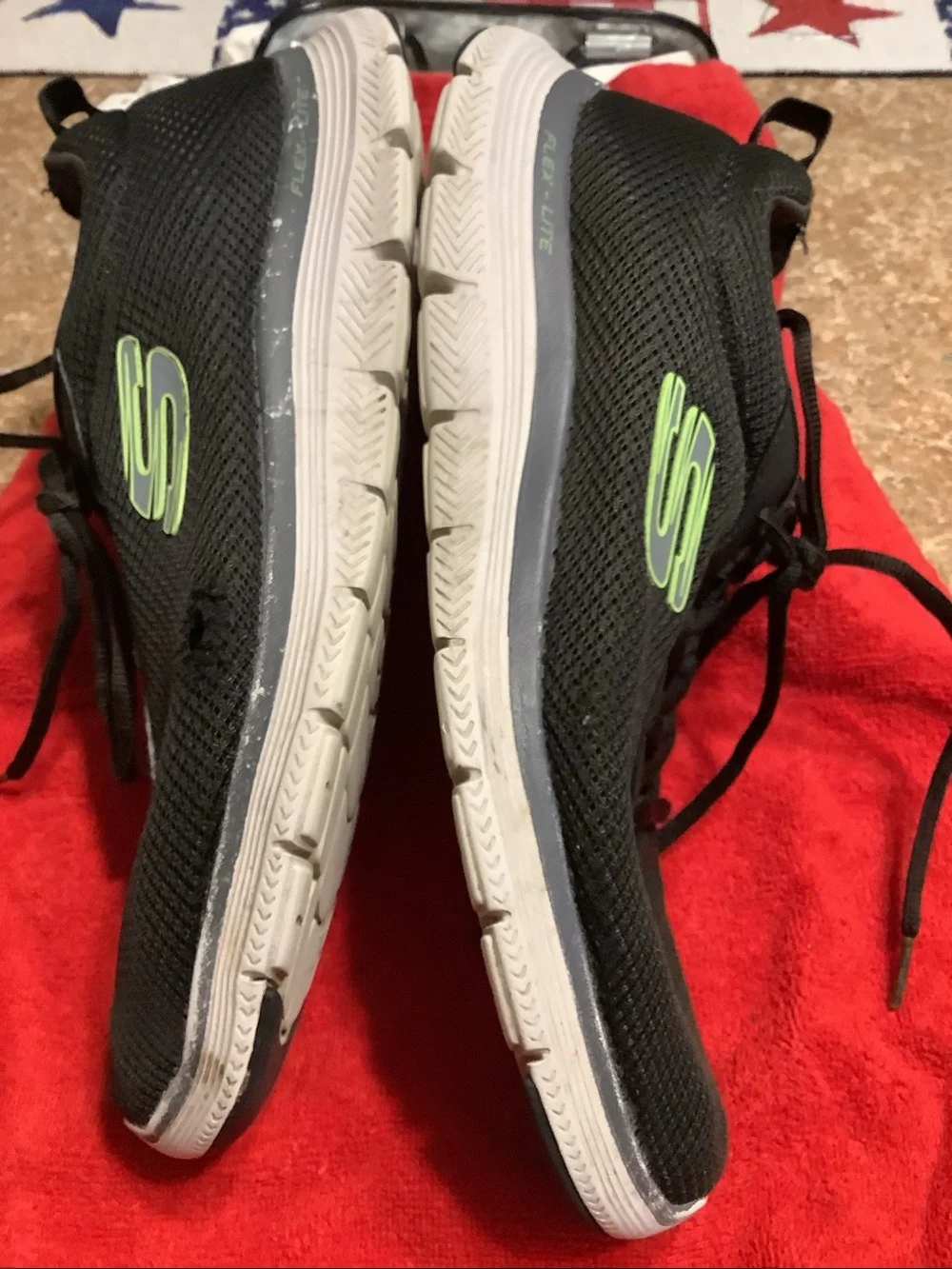 SKECHERS BLACK FLEX - LITE SNEAKERS WITH LIME ACCENTS
